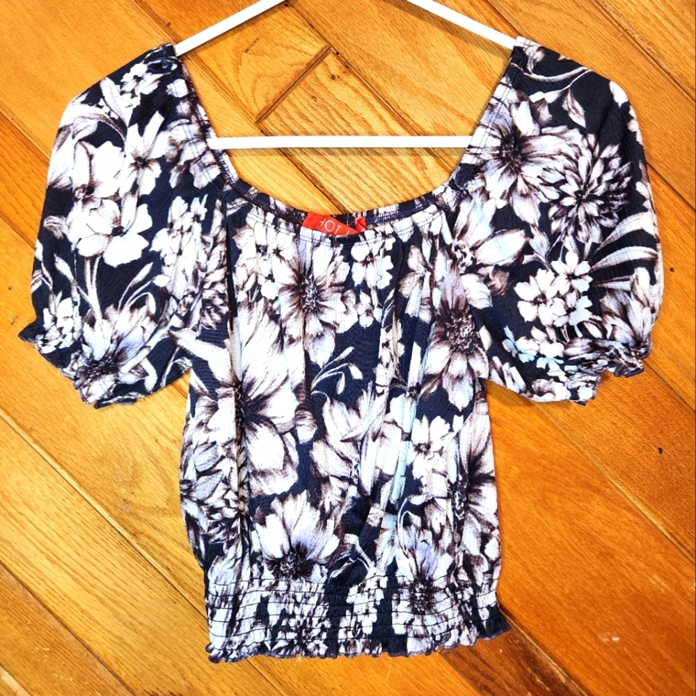 Hot Kiss purple and white puff sleeve crop top size small